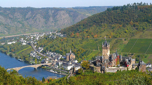 Landschaftsfoto mit der Reichsburg in Cochem